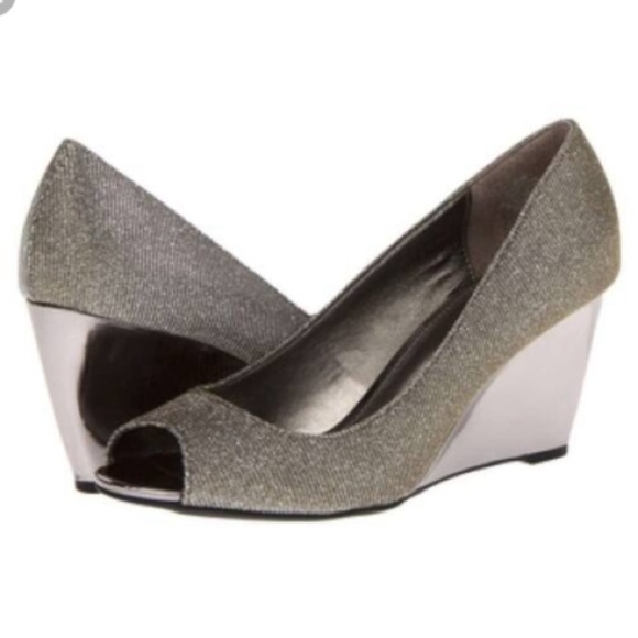 Bandolino Peep Toe Wedge Metallic Color size 7 1/2 - Picture 1 of 13
